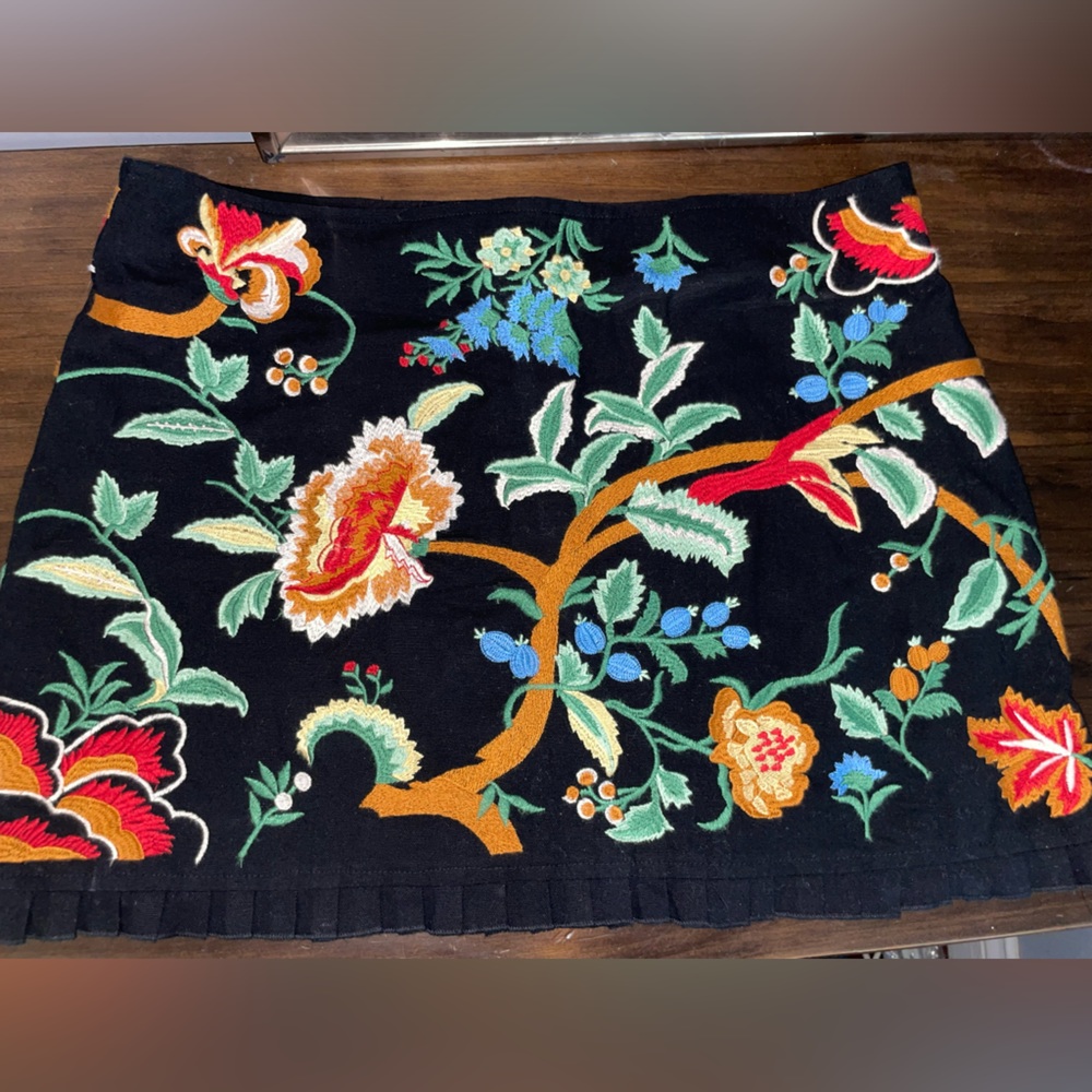 Mini skirt, size L, embroidered floral pattern